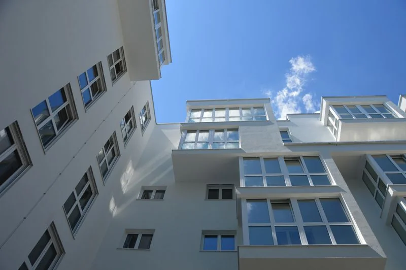 Modern architectural building in Melbourne representing Alverique Pure Atelier location